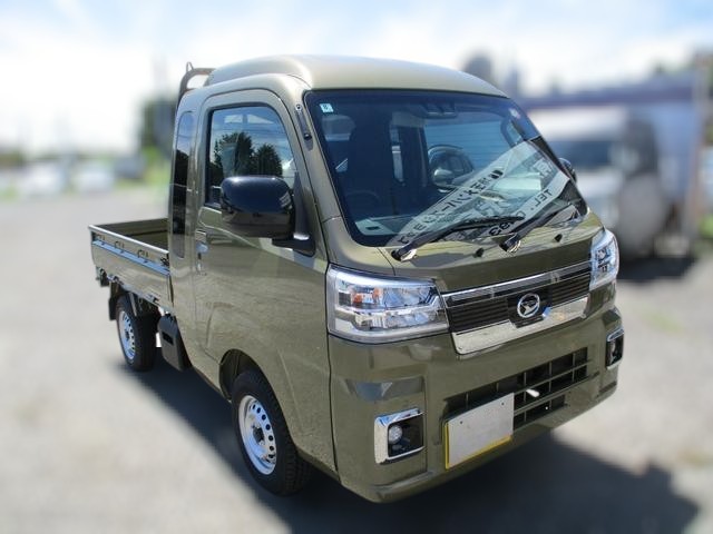 Daihatsu Hijet Jumbo Extra 4x4 Japanese mini truck in green khaki metallic with manual transmission that has hi-lo range