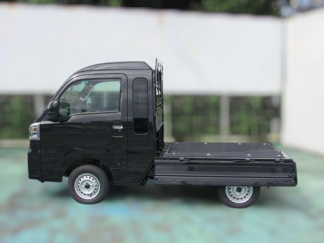 Daihatsu Hijet Jumbo 4x4 2025 Japanese kei mini truck in black metallic with delivery mileage