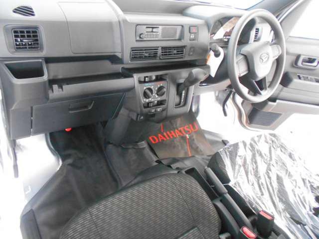 Daihatsu Hijet Cargo Deluxe 4WD 2025 Japanese mini truck in silver