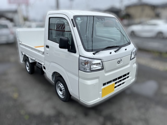 Daihatsu Hijet 2025 4x4 Japanese mini truck with tailgate lift capable of lifting 770lbs.