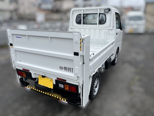 Daihatsu Hijet 2025 4x4 Japanese mini truck with tailgate lift capable of lifting 770lbs.