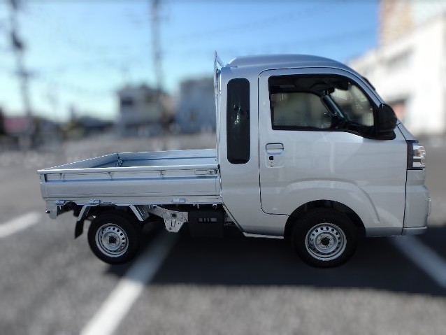 Silver Daiahtsu Hijet Jumbo Extra 4x4 Japanese kei truck with CVT transmission