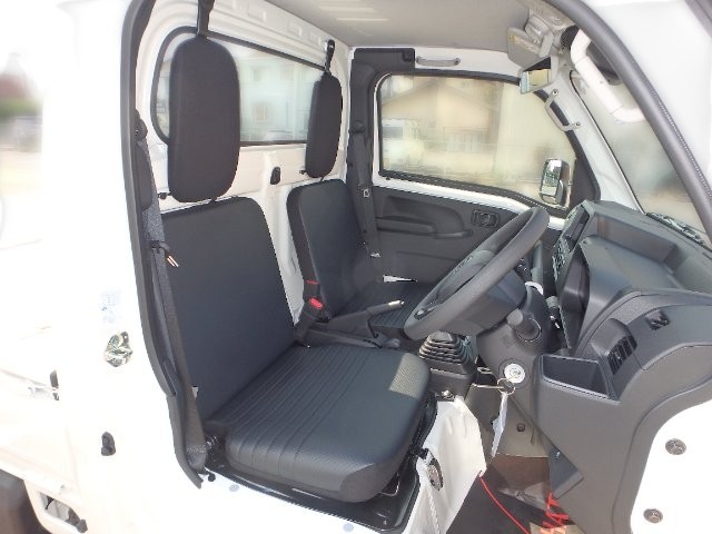 Daihatsu Hijet Regular Cab 4x4 2025 manual transmission Japanese mini truck in white
