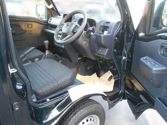 Daihatsu Hijet Jumbo 4x4 2025 Japanese mini truck in black metallic with 5-speed manual transmission and hi-lo range