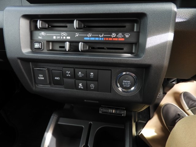 2025 Daihatsu Hijet Jumbo 4x4 manual model in black with hi-lo range