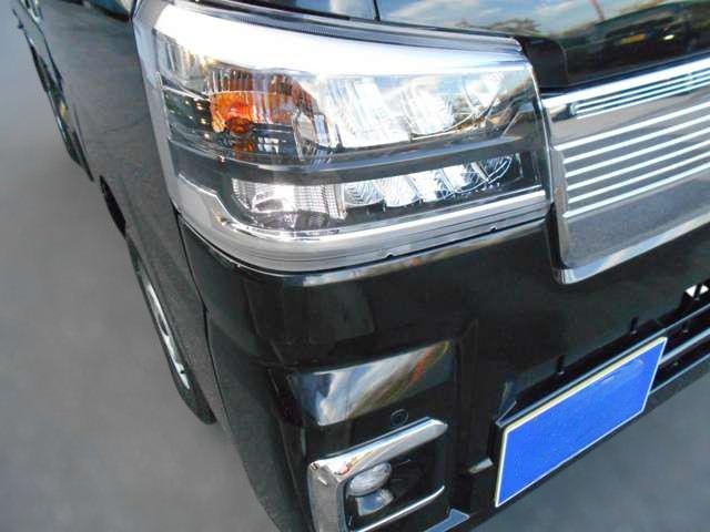 Daihatsu Hijet Jumbo 4x4 2025 Japanese mini truck in black metallic with 5-speed manual transmission and hi-lo range
