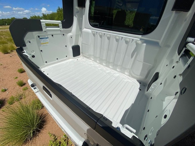 Daihatsu Hijet Deckvan in white load bed