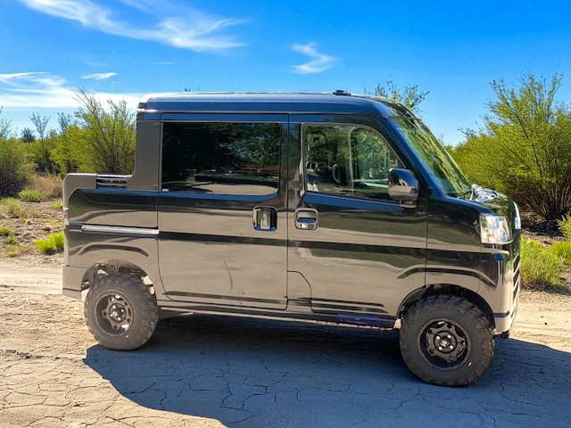 Daihatsu Hijet Deckvan in black from right side