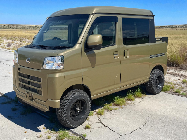 Daihatsu Hijet Deckvan in green from left front