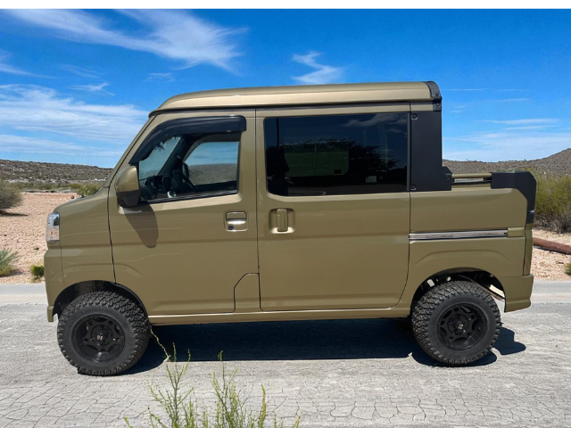 Daihatsu Hijet Deckvan in green from left side