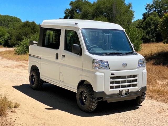 Daihatsu Hijet Deckvan in white from right front