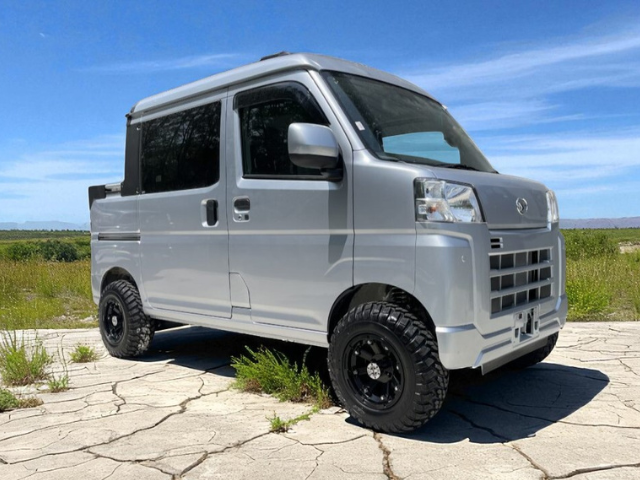 Daihatsu Hijet Deckvan in silver from right front