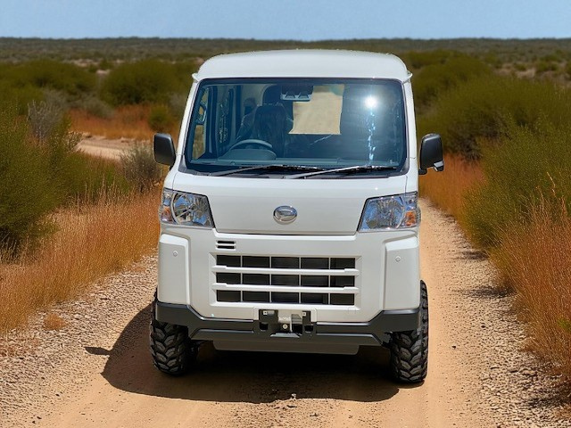 Daihatsu Hijet Deckvan in white from front