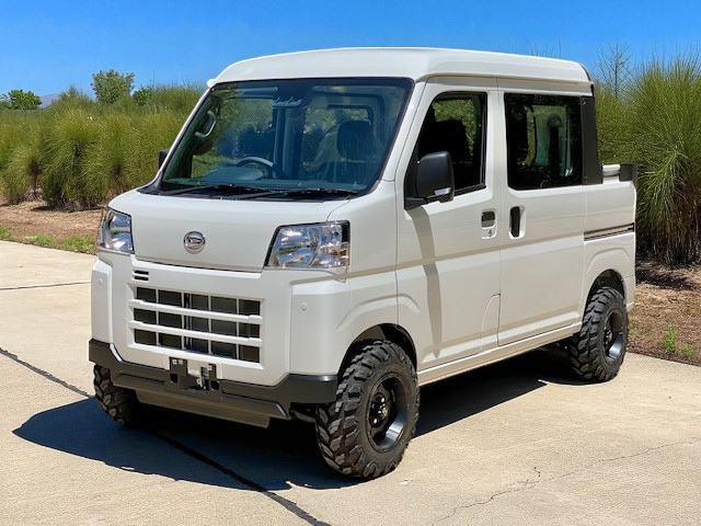 Daihatsu Hijet Deckvan in white from left front