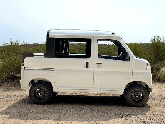 Daihatsu Hijet Deckvan in white from right side