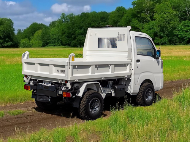 Daihatsu Hijet HD Dump model in field from right rear