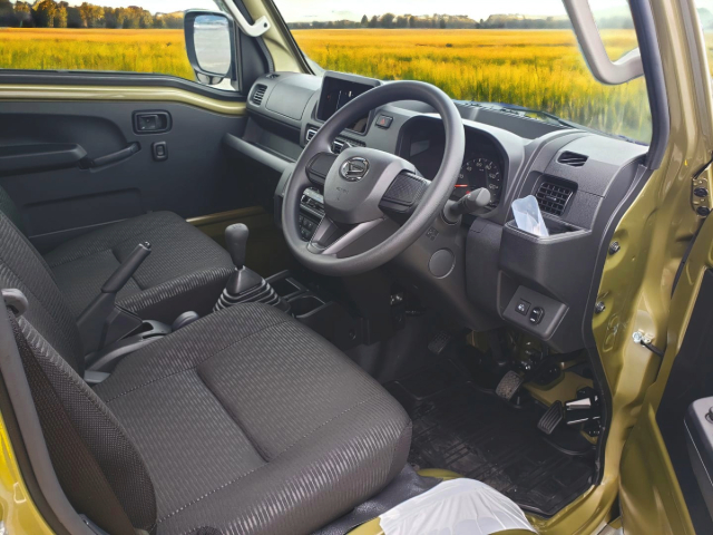 Daihatsu Hijet Jumbo interior from drivers side