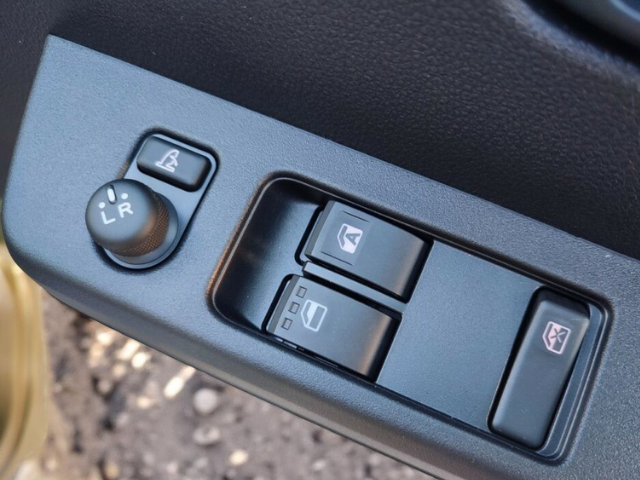 Daihatsu Hijet Jumbo power window and power door mirror controls