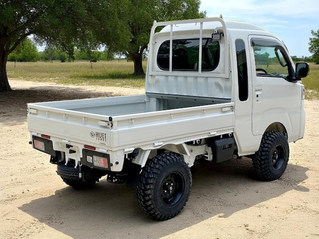 Daihatsu Hijet Jumbo white model on sand under trees