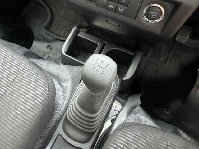 5-speed manual transmission shift in Daihatsu Hijet Jumbo